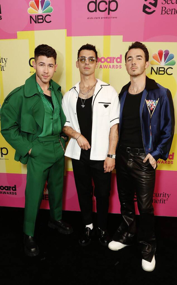 Thảm đỏ Billboard Music Awards 2021: Bữa tiệc &quot;nóng bỏng&quot; của các mỹ nhân vòng 1 &quot;khủng&quot; - Ảnh 7.
