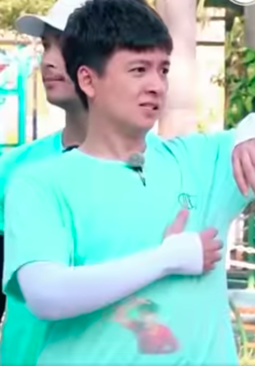 Running Man Vietnam: Ngô Kiến Huy phản ứng khi bị nữ đồng nghiệp chạm vào phần nhạy cảm trên ngực  - Ảnh 1.