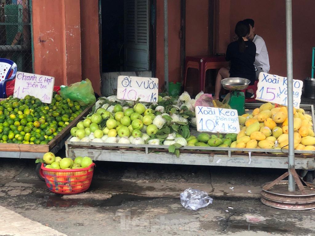 Xo&agrave;i gi&aacute; rẻ ngập chợ TPHCM - Ảnh 1.
