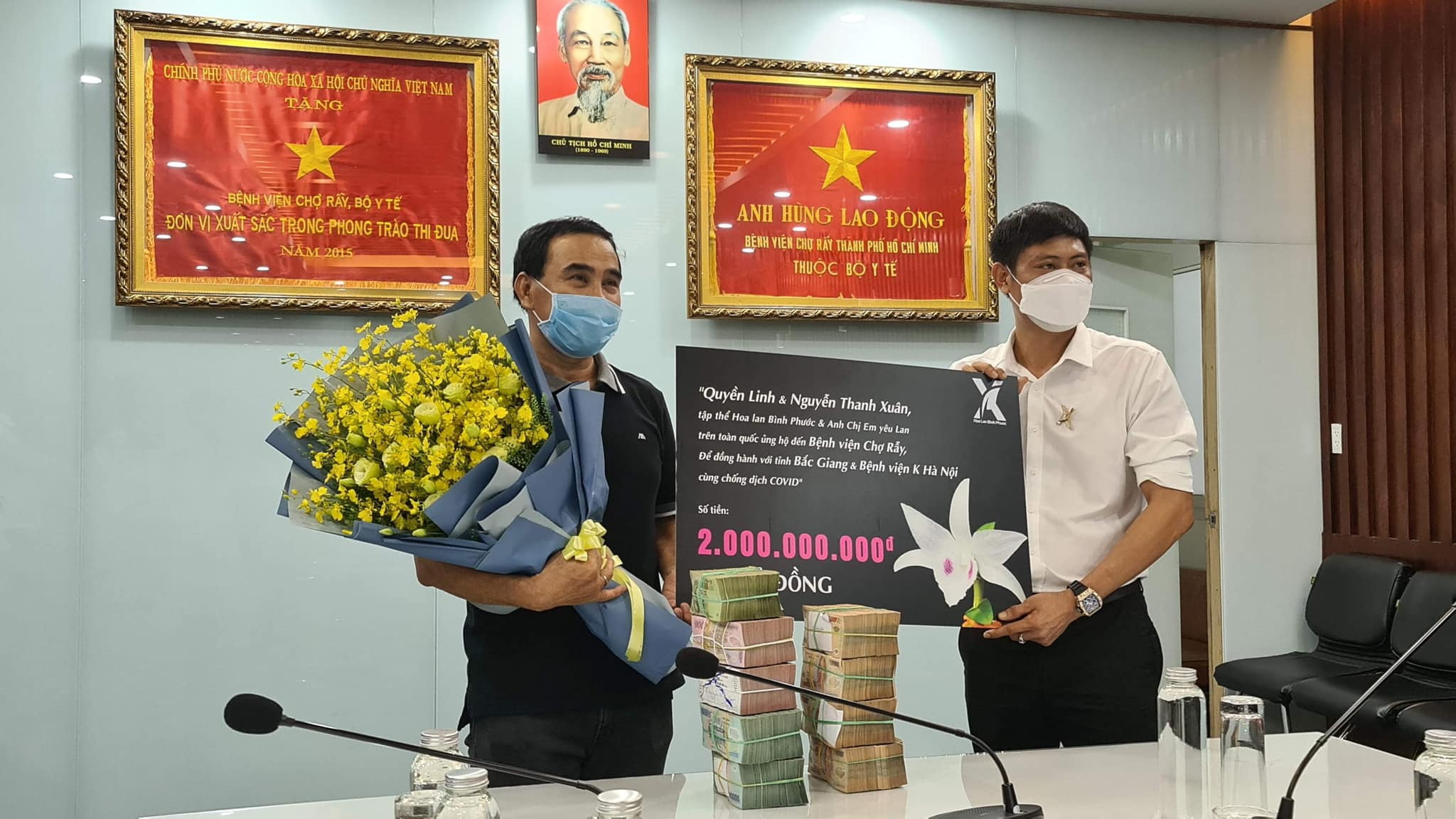 Quyền Linh ghi điểm tuyệt đối khi c&ocirc;ng khai trao 2 tỷ k&egrave;m h&igrave;nh ảnh 9 cọc tiền mặt ủng hộ chống dịch Covid-19 giữa drama từ thiện - Ảnh 4.