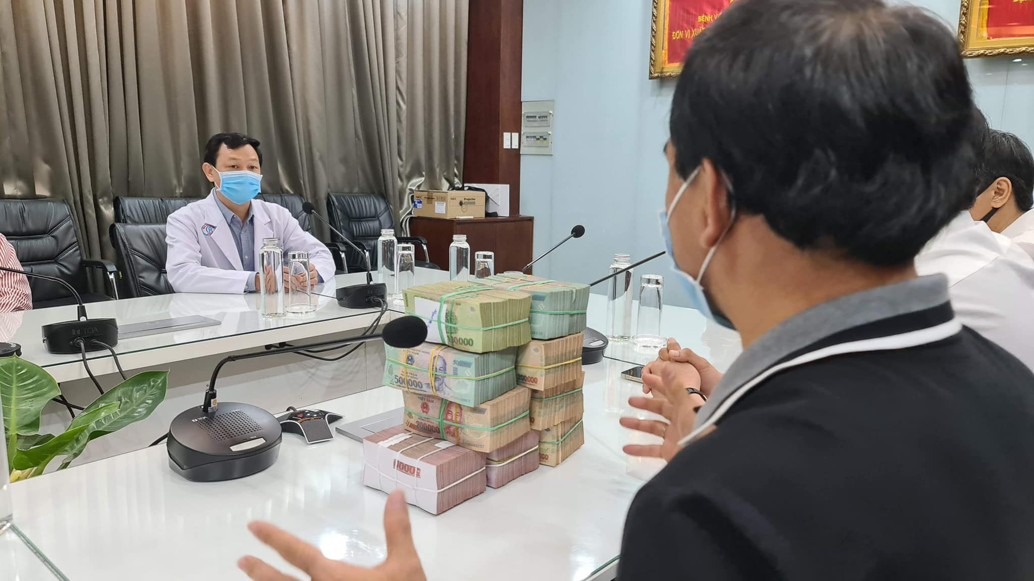 Quyền Linh ghi điểm tuyệt đối khi c&ocirc;ng khai trao 2 tỷ k&egrave;m h&igrave;nh ảnh 9 cọc tiền mặt ủng hộ chống dịch Covid-19 giữa drama từ thiện - Ảnh 6.