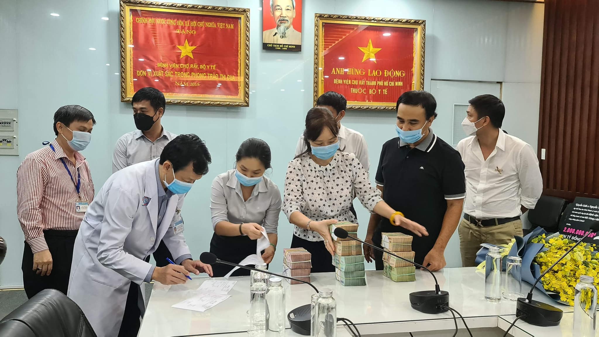 Quyền Linh ghi điểm tuyệt đối khi c&ocirc;ng khai trao 2 tỷ k&egrave;m h&igrave;nh ảnh 9 cọc tiền mặt ủng hộ chống dịch Covid-19 giữa drama từ thiện - Ảnh 5.
