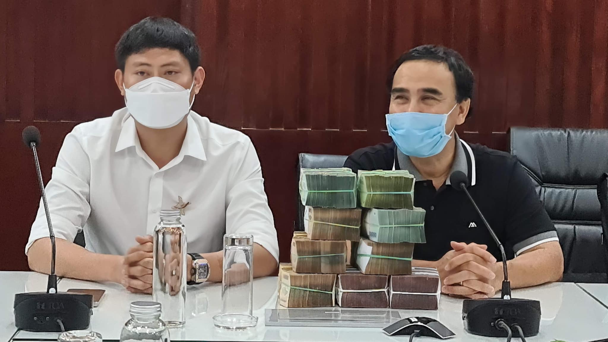 Quyền Linh ghi điểm tuyệt đối khi c&ocirc;ng khai trao 2 tỷ k&egrave;m h&igrave;nh ảnh 9 cọc tiền mặt ủng hộ chống dịch Covid-19 giữa drama từ thiện - Ảnh 3.