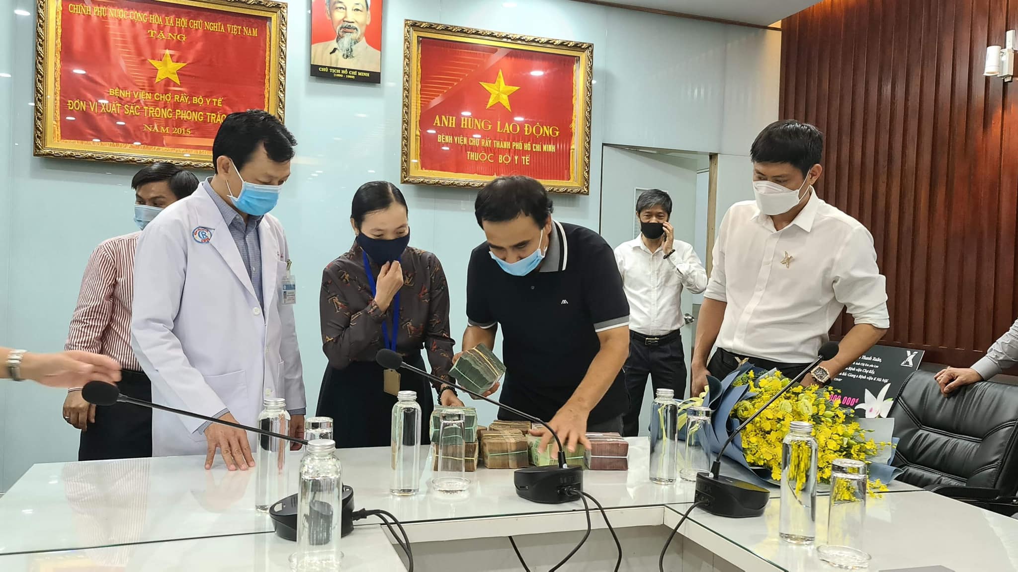 Quyền Linh ghi điểm tuyệt đối khi c&ocirc;ng khai trao 2 tỷ k&egrave;m h&igrave;nh ảnh 9 cọc tiền mặt ủng hộ chống dịch Covid-19 giữa drama từ thiện - Ảnh 7.