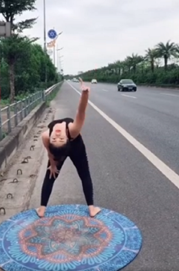 Người phụ nữ uốn éo, tập yoga ngay trên đường cao tốc khiến dân mạng kịch liệt chỉ trích - Ảnh 3.