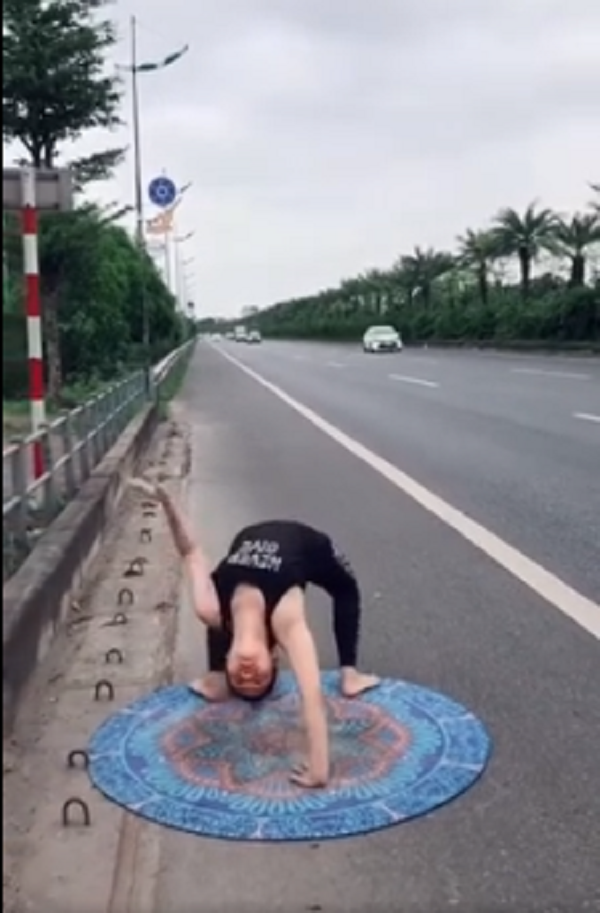 Người phụ nữ uốn éo, tập yoga ngay trên đường cao tốc khiến dân mạng kịch liệt chỉ trích - Ảnh 4.