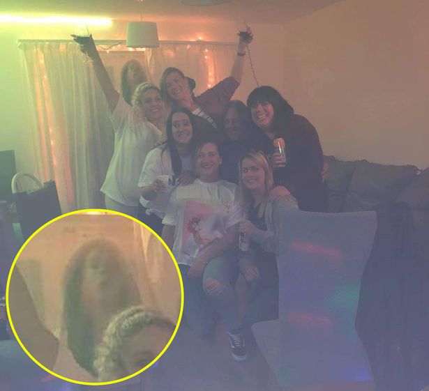 Chụp ảnh kỷ niệm trong bữa tiệc, nhóm phụ nữ bủn rủn chân tay rồi &quot;mất ăn mất ngủ&quot; khi nhìn lại bức hình 7 người mà 8 khuôn mặt - Ảnh 3.