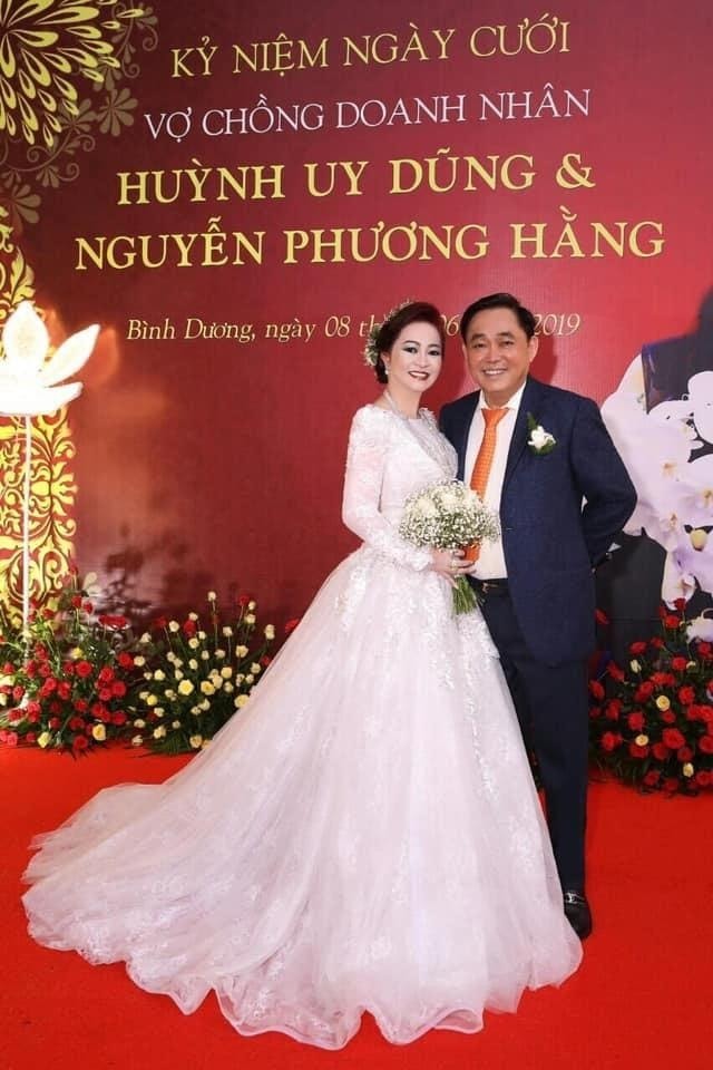 Vợ chồng bà Phương Hằng: Công khai ngọt ngào như mới yêu, vui tay tặng kim cương 3 triệu đô và siêu xe 50 tỷ chứ nhiêu! - Ảnh 3.