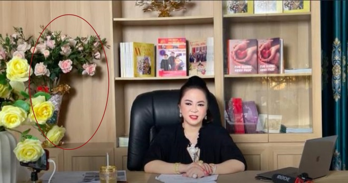 Hóa ra bà Phương Hằng cũng thích ngắm hoa như chị em mình, mỗi lần livestream lại đổi bình hoa mới - Ảnh 4.