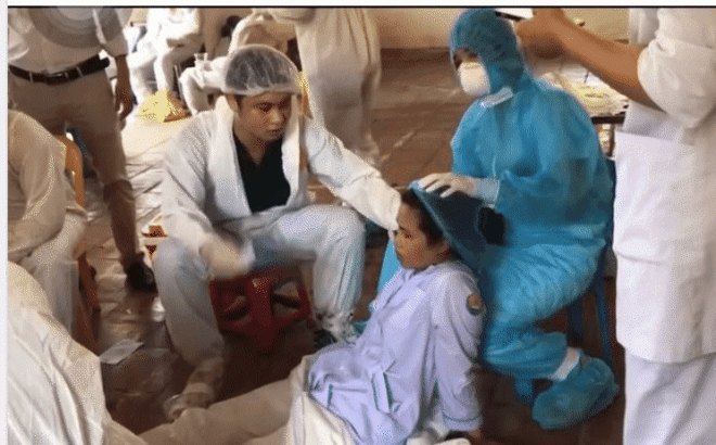 Hình ảnh tấm lưng phồng rộp của bác sĩ nơi tâm dịch Bắc Giang khiến nhiều người nghẹn ngào - Ảnh 5. Hình ảnh tấm lưng phồng rộp của bác sĩ nơi tâm dịch Bắc Giang khiến nhiều người nghẹn ngào - Ảnh 5.