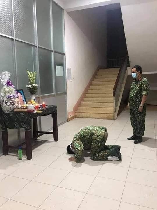 Những hình ảnh xót xa của các bác sĩ nơi tuyến đầu chống dịch khiến nhiều người nghẹn ngào - Ảnh 11. Những hình ảnh xót xa của các bác sĩ nơi tuyến đầu chống dịch khiến nhiều người nghẹn ngào - Ảnh 11.
