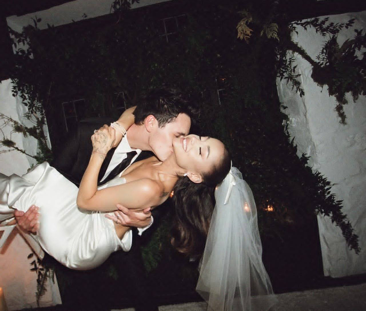 Vượt qua c&uacute; sốc v&igrave; bạn trai cũ qua đời đột ngột, mỹ nh&acirc;n 27 tuổi cưới &ocirc;ng tr&ugrave;m bất động sản: Đ&aacute;m cưới chỉ 20 kh&aacute;ch trong căn dinh thự hơn 155 tỷ đồng! - Ảnh 2.