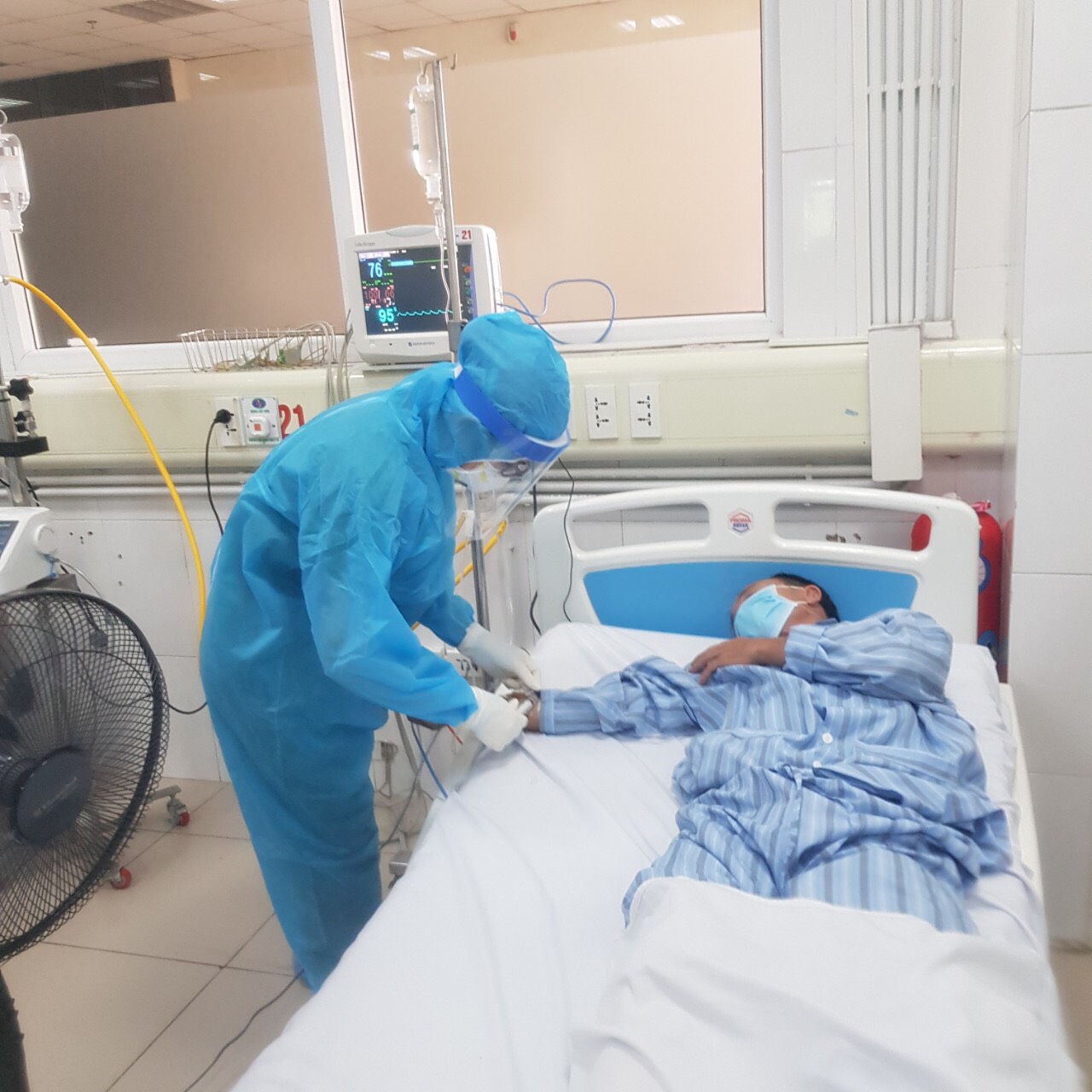 Video: Tận mắt chứng kiến y bác sĩ ép tim cấp cứu bệnh nhân Covid-19 - Ảnh 3. Video: Tận mắt chứng kiến y bác sĩ ép tim cấp cứu bệnh nhân Covid-19 - Ảnh 3.
