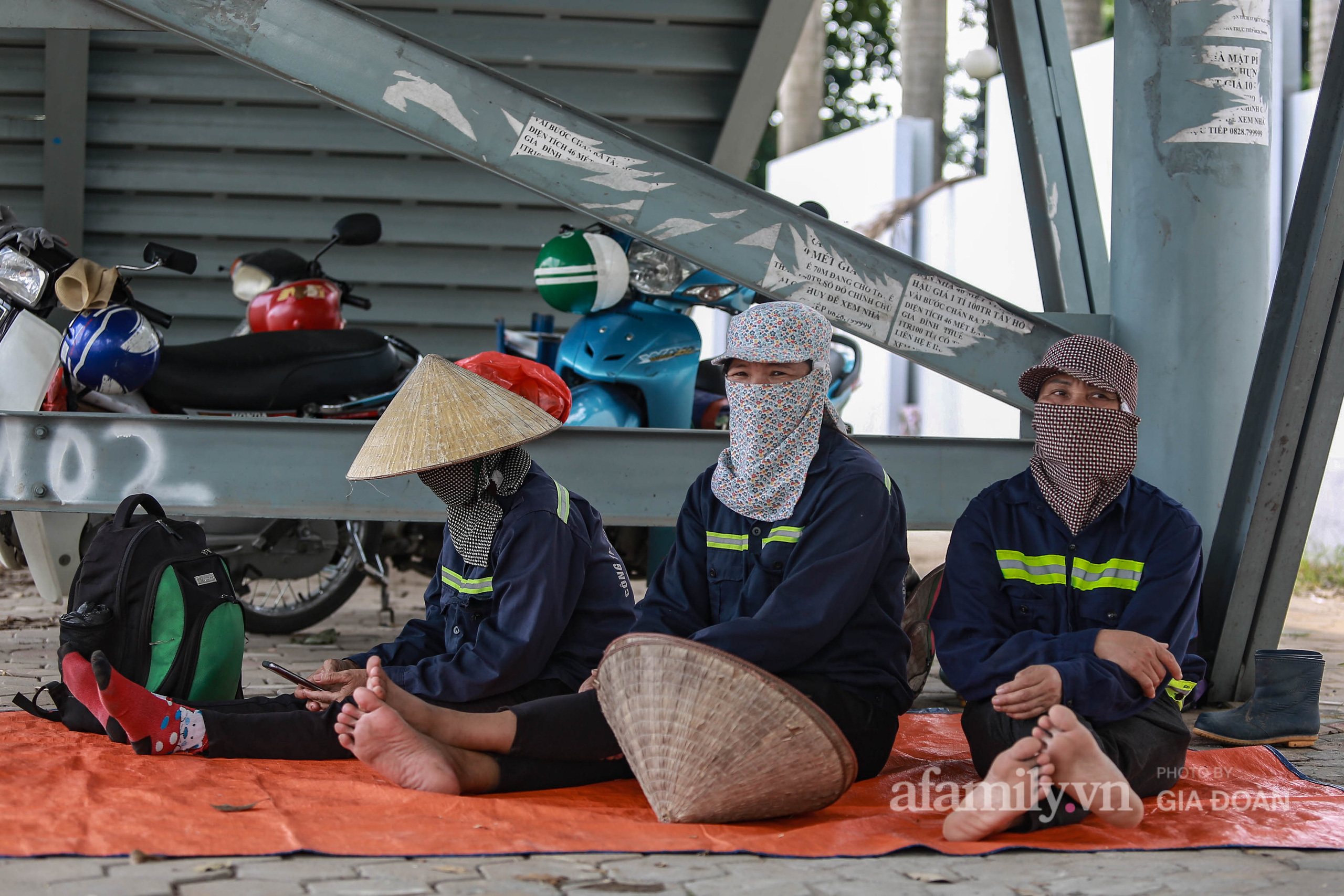 Những người phụ nữ bỏ quê lên phố để &quot;bán lưng cho đất, bán mặt cho trời&quot; giữa đại dịch: &quot;Chỉ sợ không có gì làm rồi đói chứ không sợ dịch hay vất vả&quot; - Ảnh 2.