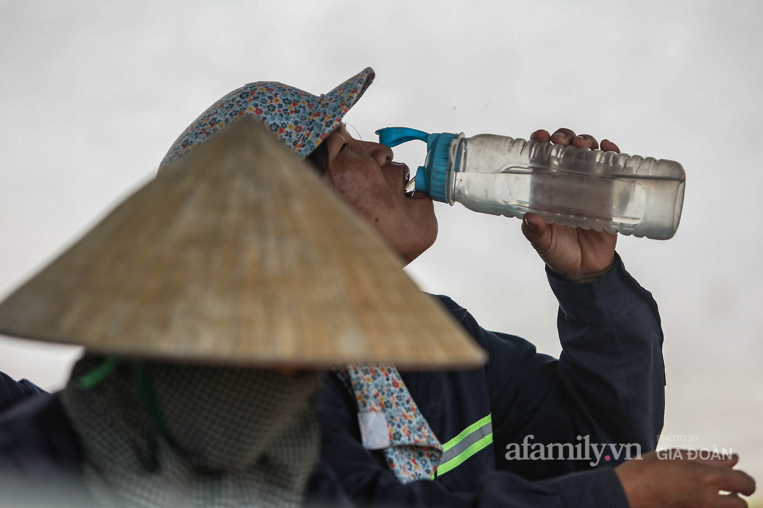 Những người phụ nữ bỏ quê lên phố để &quot;bán lưng cho đất, bán mặt cho trời&quot; giữa đại dịch: &quot;Chỉ sợ không có gì làm rồi đói chứ không sợ dịch hay vất vả&quot; - Ảnh 5.