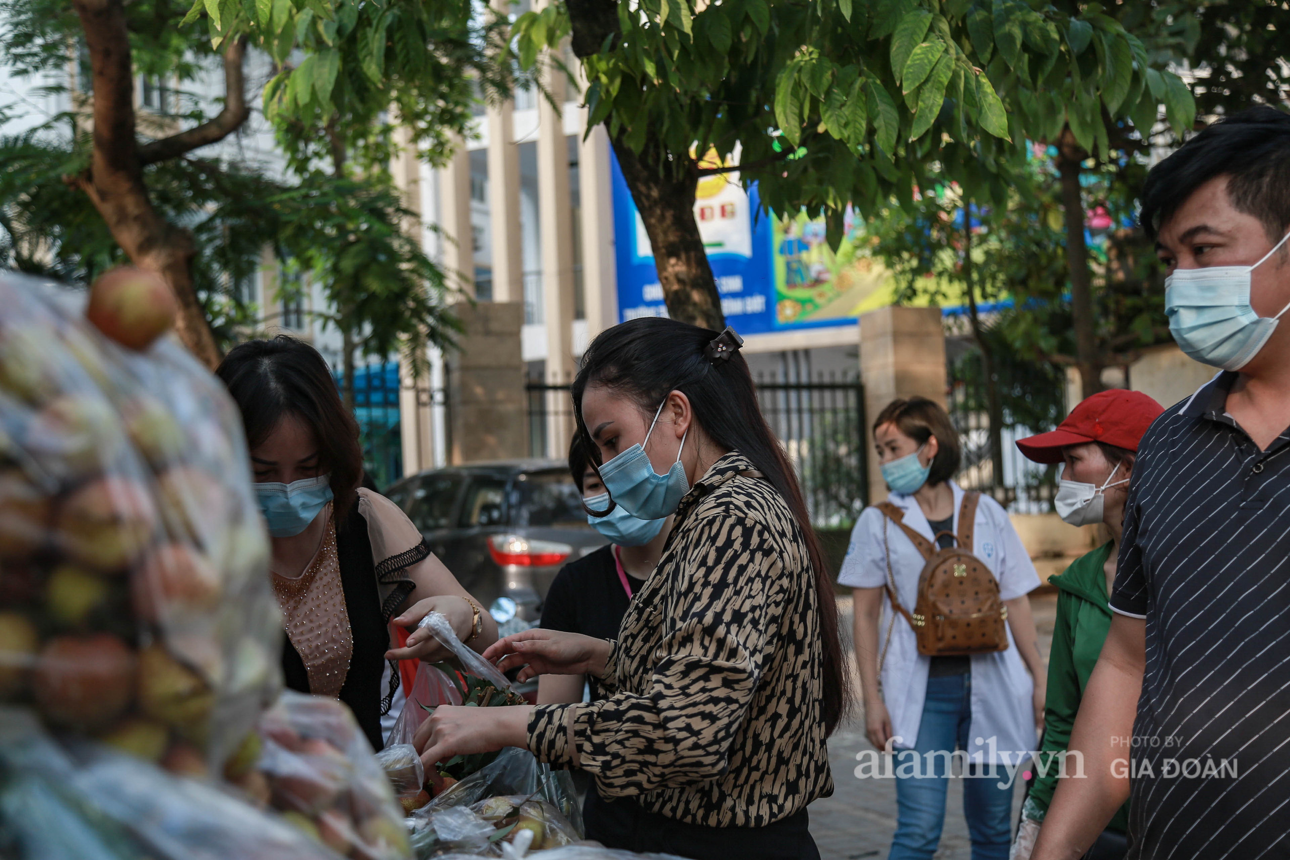 Người Hà Nội nườm nượp chung tay giải cứu vải cho người dân vùng dịch Bắc Giang - Ảnh 2.