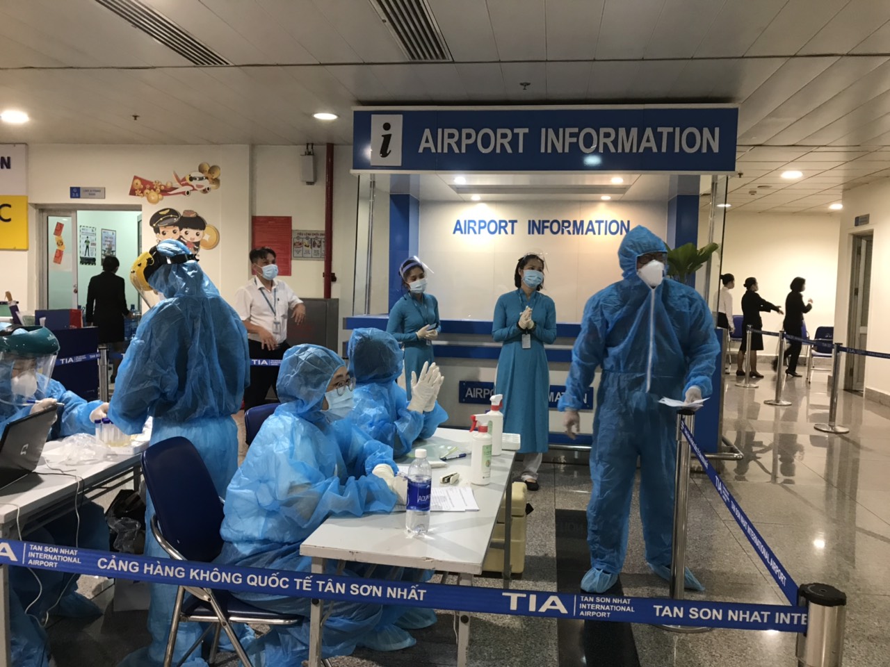 Dừng nhập cảnh hành khách tại sân bay Tân Sơn Nhất - Ảnh 1.