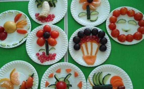 Cô giáo mầm non dạy học sinh trang trí đĩa hoa quả, phụ huynh xem ...