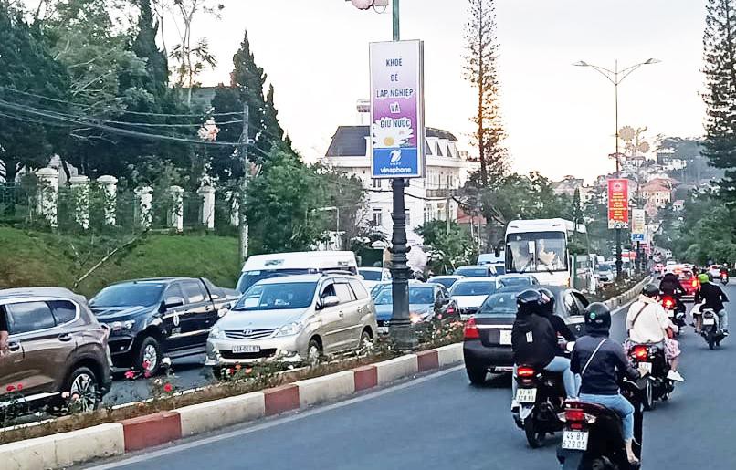 Đà Lạt ‘ngộp thở’ vì rác và dòng xe cộ đông đúc đi chơi lễ - Ảnh 2.