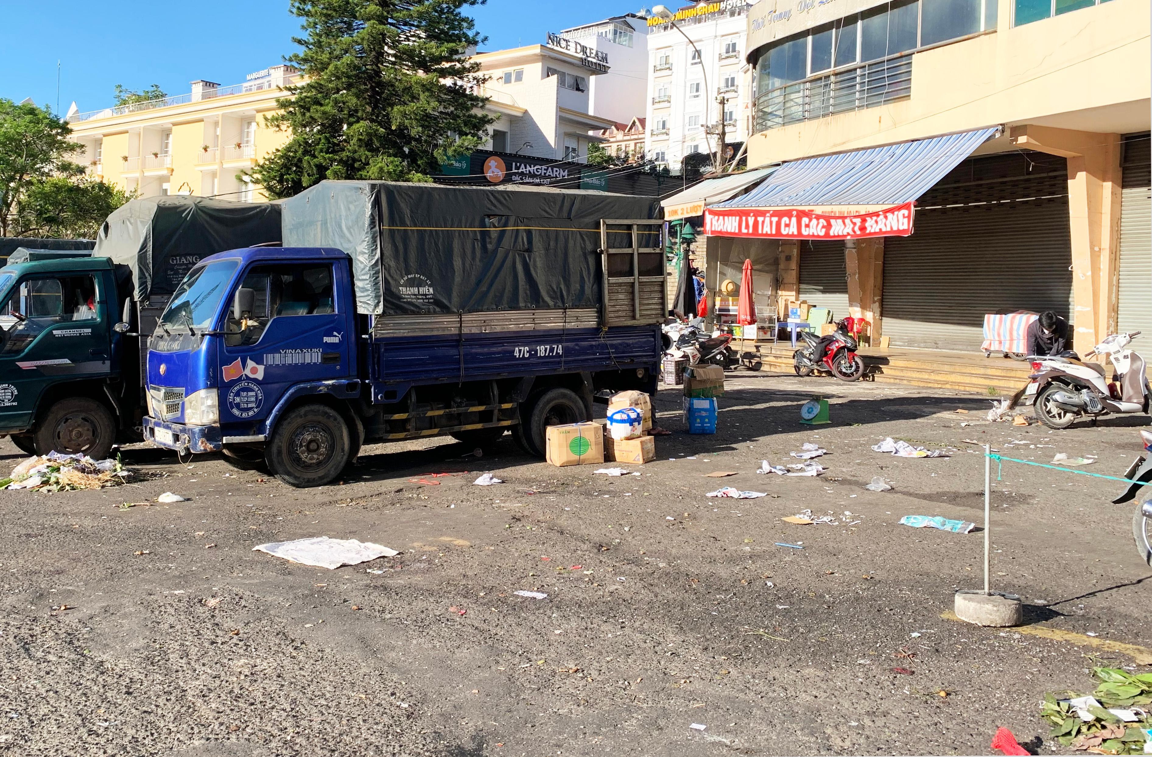 Đà Lạt ‘ngộp thở’ vì rác và dòng xe cộ đông đúc đi chơi lễ - Ảnh 4.