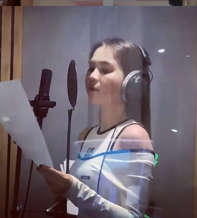 Hoang mang trước hình ảnh Ngọc Trinh thu âm trong studio, "nữ hoàng nội y" sắp lấn sân làm ca sĩ?