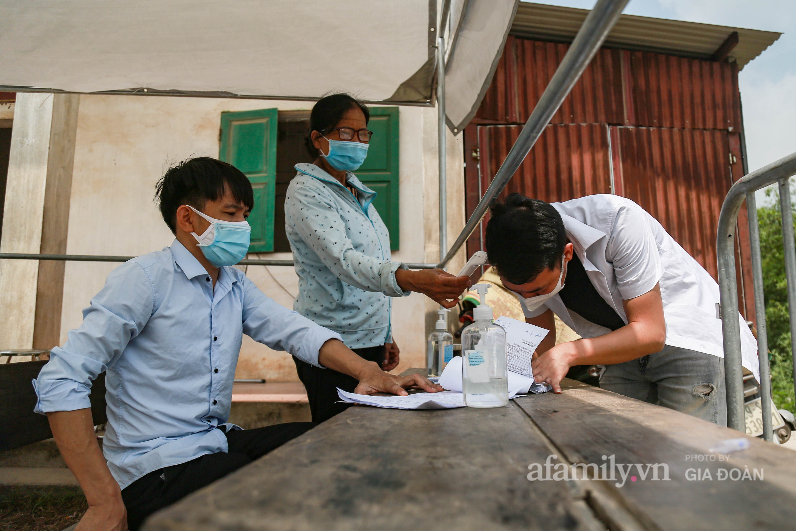 Những người phụ nữ &quot;lo việc bao đồng&quot; tại các chốt phòng dịch ở các vùng giáp ranh Hà Nội - Ảnh 2.