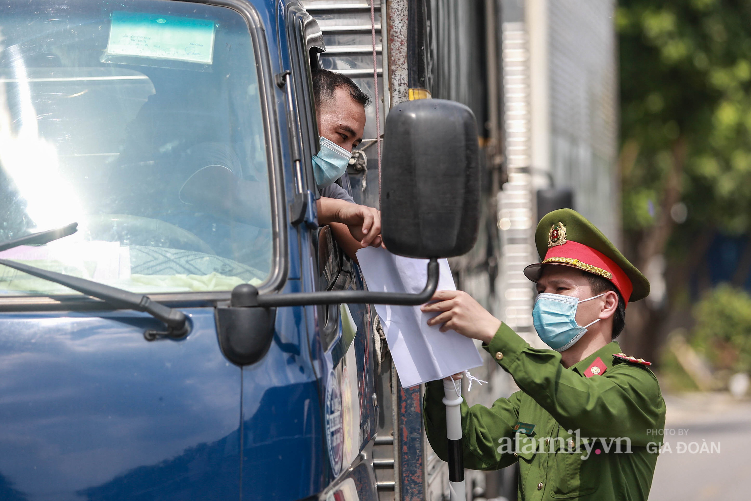 Những người phụ nữ &quot;lo việc bao đồng&quot; tại các chốt phòng dịch ở các vùng giáp ranh Hà Nội - Ảnh 18.