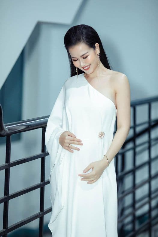 Loạt hot mom chuẩn bị sinh con, nối dài danh sách "hot kid" đình đám: Vy Oanh, Quế Vân mang bầu lần 3 vẫn đẹp miễn chê, Võ Hạ Trâm "bụng bầu vượt mặt" vẫn hăng hái tập gym - Ảnh 3.