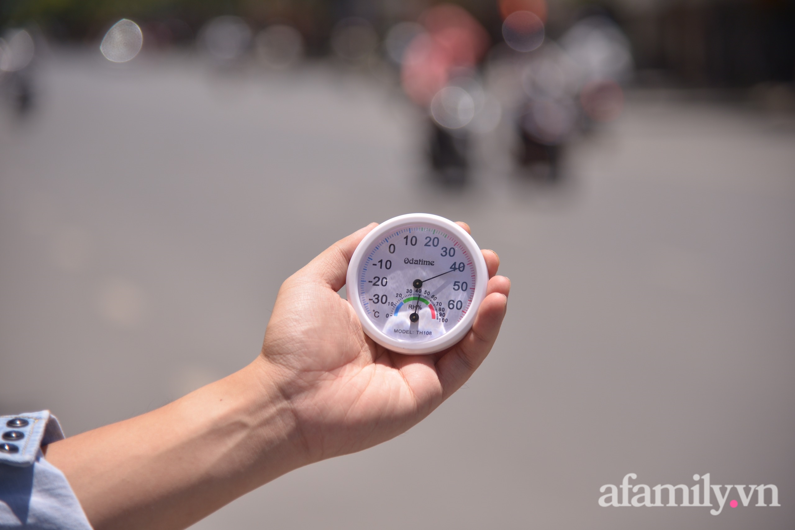 Hà Nội nắng nóng nhất từ đầu mùa, nền nhiệt ngoài trời trên 40 độ, đường phố xuất hiện ảo ảnh - Ảnh 1.