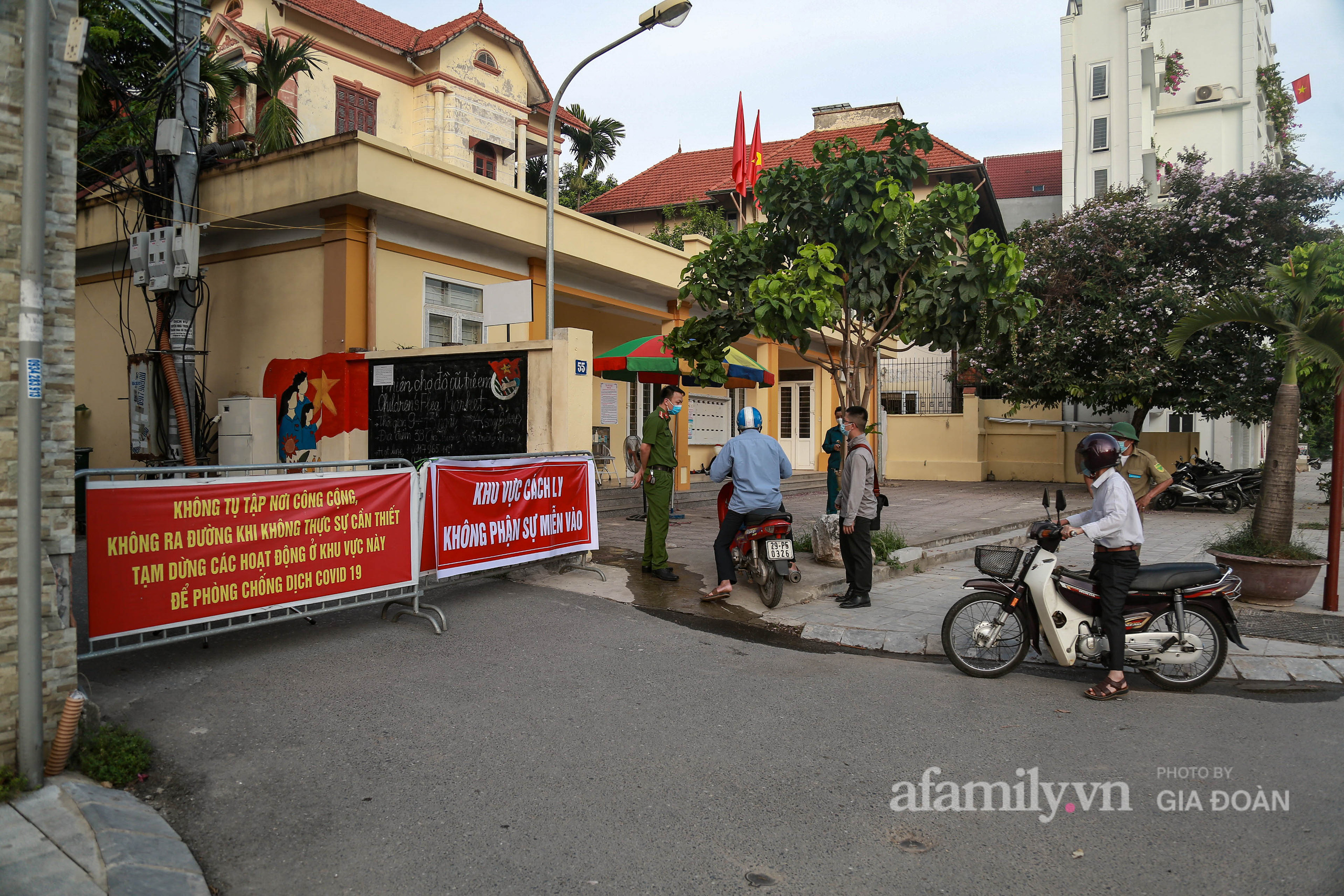 Hà Nội phong tỏa tạm thời con ngõ 20 hộ dân ở quận Long Biên và tòa nhà 99 Láng Hạ liên quan đến cùng một bệnh nhân dương tính với SARS-CoV-2 - Ảnh 3. Hà Nội phong tỏa tạm thời con ngõ 20 hộ dân ở quận Long Biên và tòa nhà 99 Láng Hạ liên quan đến cùng một bệnh nhân dương tính với SARS-CoV-2 - Ảnh 3.