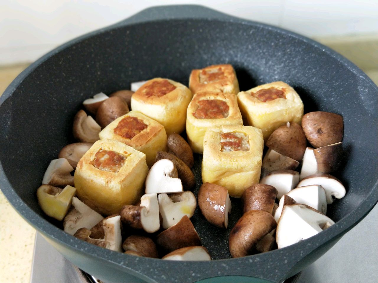 Chỉ cần th&ecirc;m một nguy&ecirc;n liệu n&agrave;y m&oacute;n đậu phụ nhồi thịt sẽ thơm ngon hơn hẳn! - Ảnh 11.