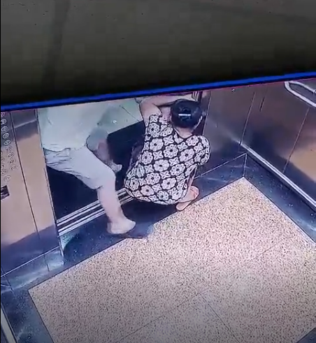 Thót tim xem cảnh bé trai mắc kẹt bàn tay trong thang máy, nhưng chớ hoảng loạn mà ra sức chặn cửa kéo tay bé ra ngoài - Ảnh 4. Thót tim xem cảnh bé trai mắc kẹt bàn tay trong thang máy, nhưng chớ hoảng loạn mà ra sức chặn cửa kéo tay bé ra ngoài - Ảnh 4.