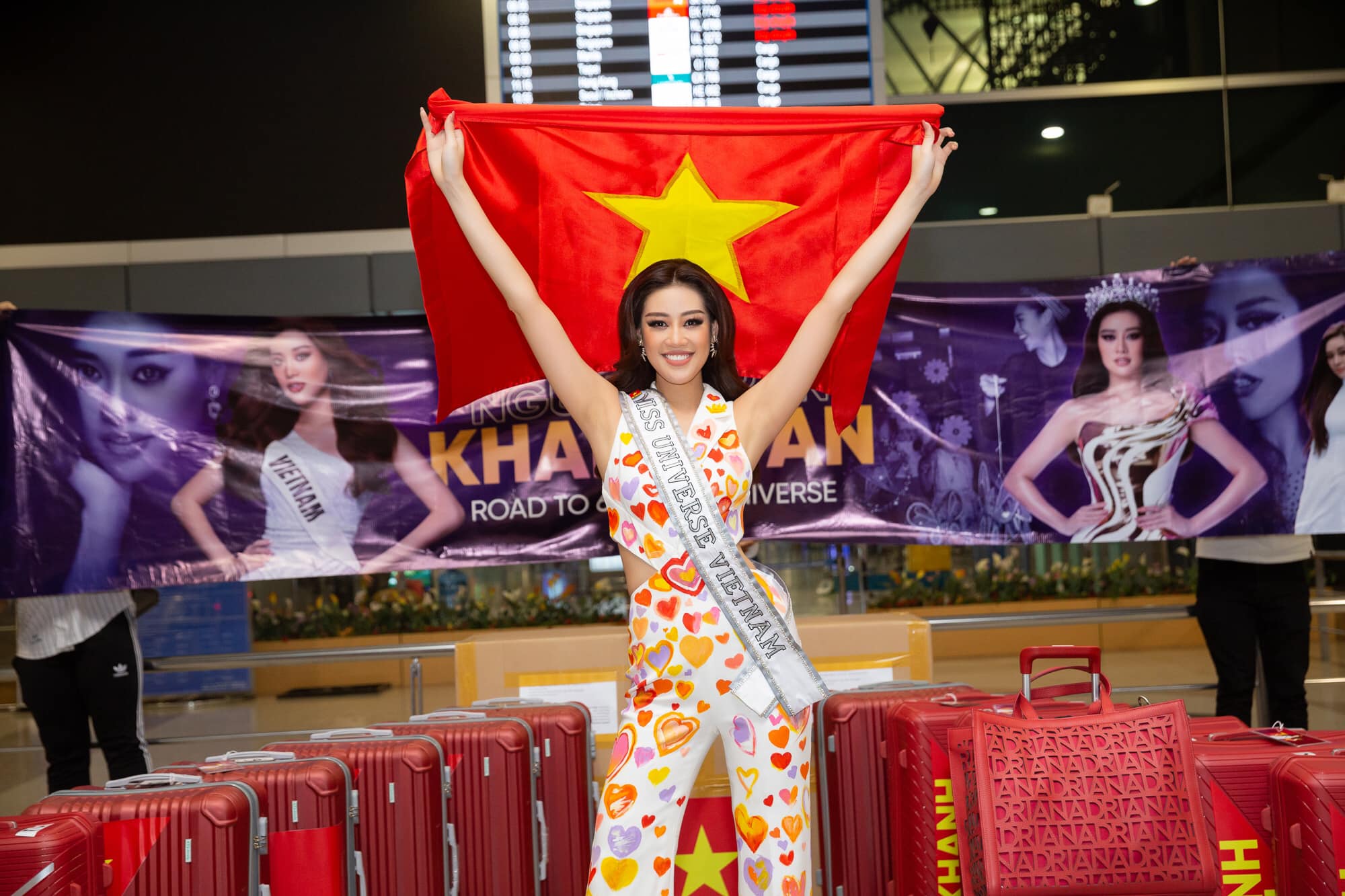 Khánh Vân đã có mặt tại Mỹ dự Miss Universe 2020: Vừa đến liền đọ sắc vóc chặt chém đối thủ và ghi điểm bằng 1 chi tiết - Ảnh 8.