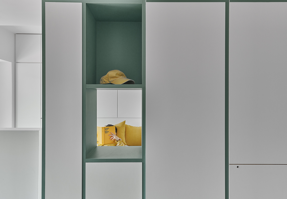 Căn hộ 22m2 tối đa hóa không gian nhờ màu trắng kết hợp với hệ tủ lưu trữ thông minh - Ảnh 6.