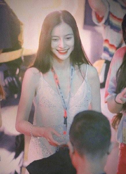 “Bóc trần” nhan sắc thật của Angelababy trong hình do người qua đường chụp - Ảnh 5. “Bóc trần” nhan sắc thật của Angelababy trong hình do người qua đường chụp - Ảnh 5.