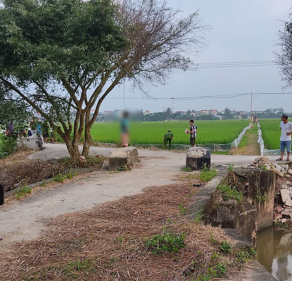 Người đàn ông chết trong tư thế treo cổ bằng dải khăn tang ở cánh đồng làng - Ảnh 1.