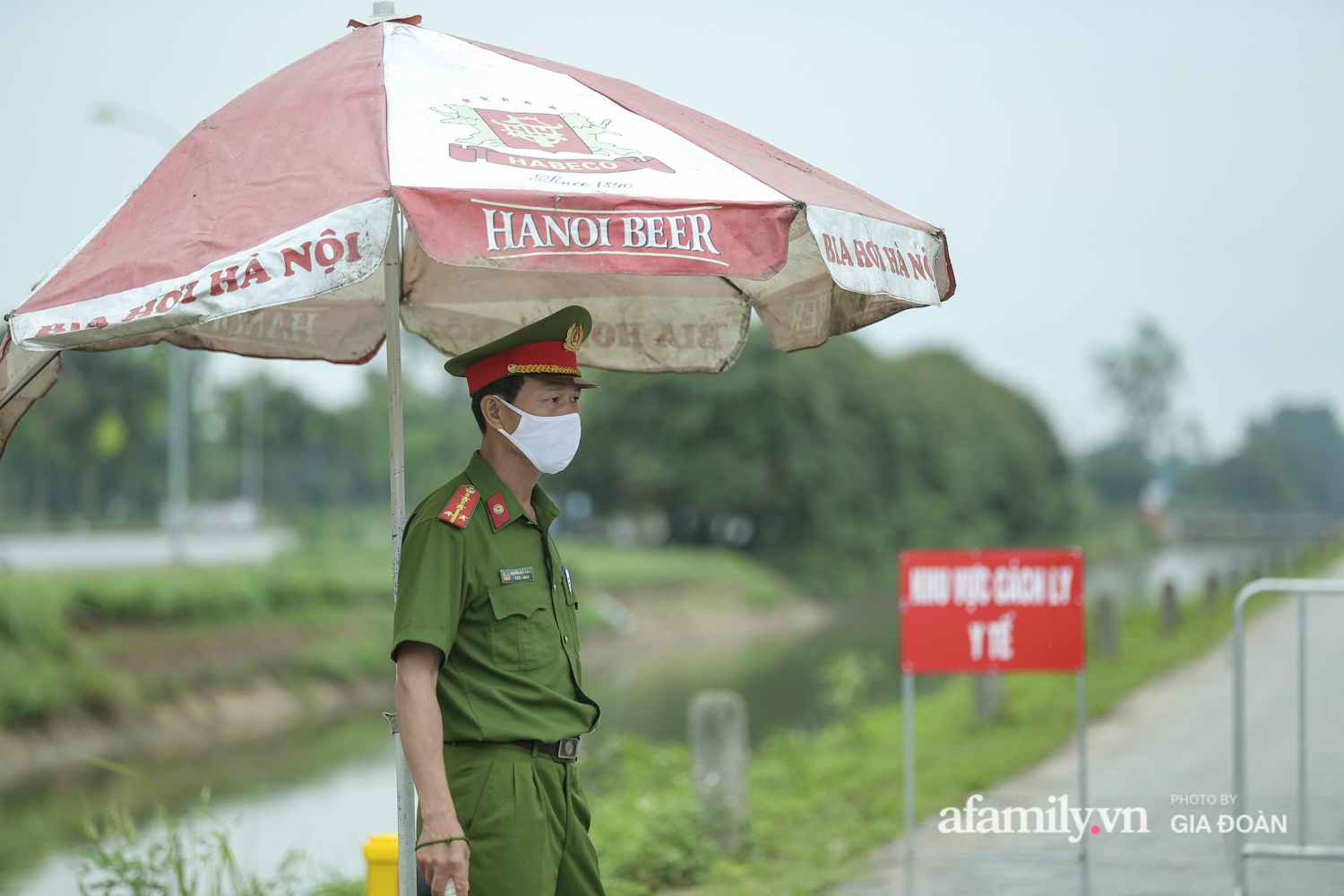 Cận cảnh phong toả Bệnh viện Bệnh Nhiệt đới Trung ương cơ sở 2 - Ảnh 4.