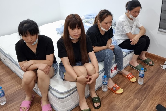 Hà Nội: Phá cửa, bắt quả tang 12 người Trung Quốc nhập cảnh trái phép cố thủ tại căn hộ chung cư - Ảnh 1.
