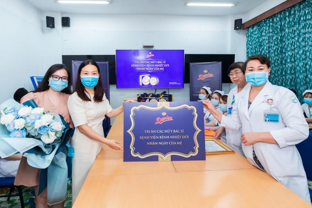C&ugrave;ng Danisa về b&ecirc;n mẹ, tạo g&oacute;c tri &acirc;n d&agrave;nh ri&ecirc;ng nữ ho&agrave;ng - Ảnh 5.