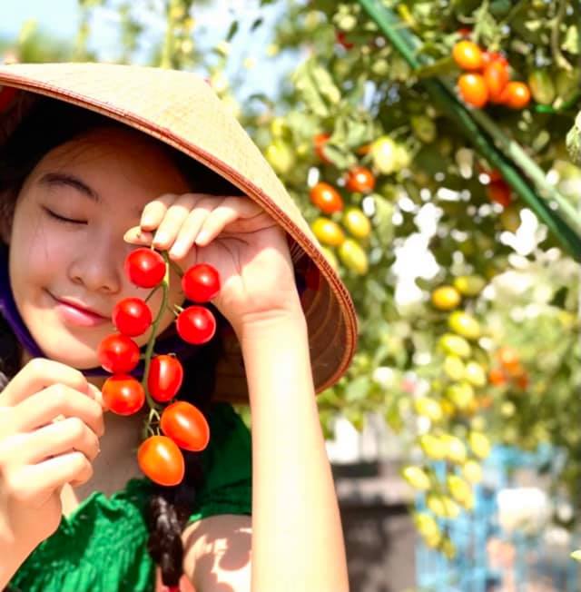 Đội nón lá ra vườn thu hoạch cà chua mà con gái Lọ Lem của Quyền Linh vẫn xinh đẹp, gây xao xuyến thế này đây - Ảnh 3.