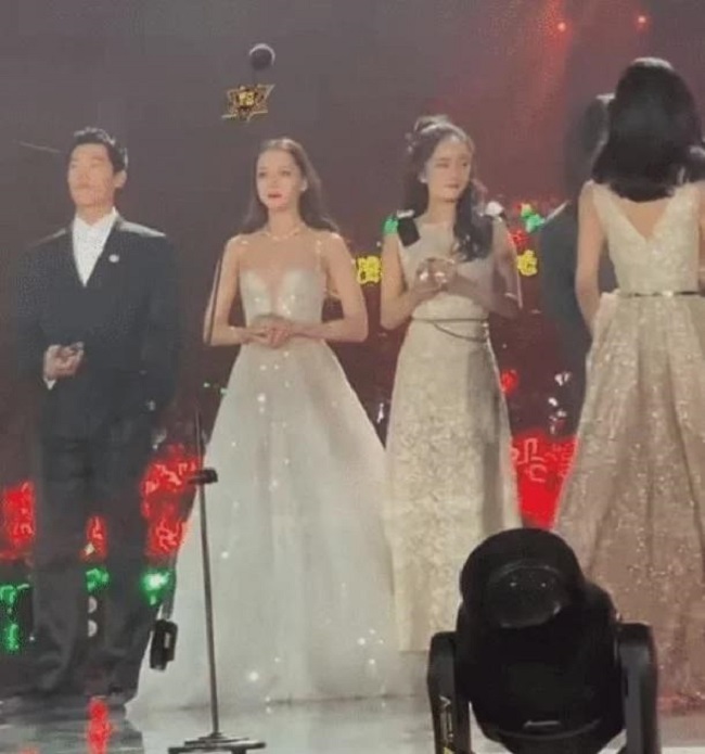 Dương Mịch nhìn Triệu Lệ Dĩnh với ánh mắt không mấy thân thiện.