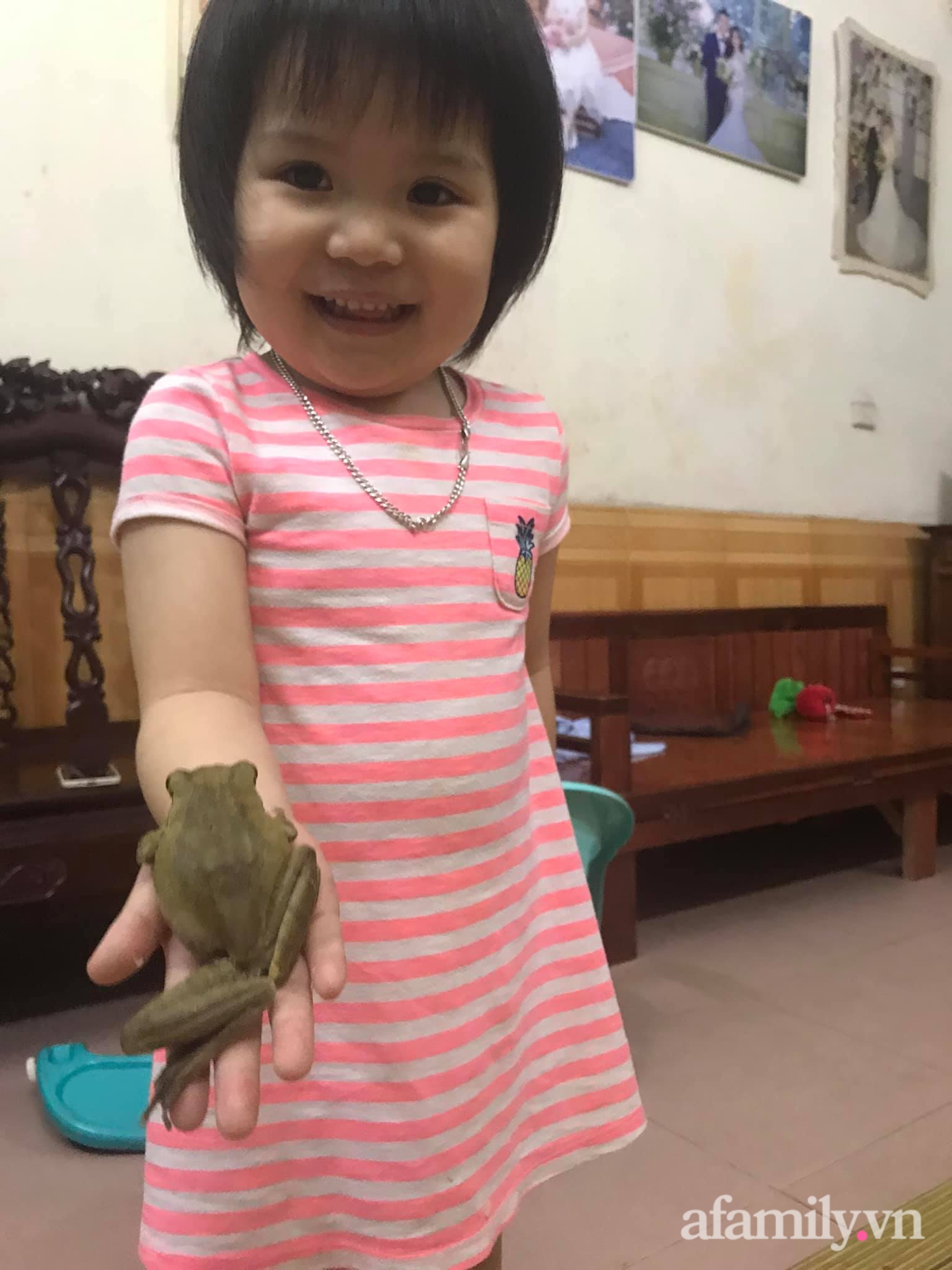 Dân mạng "ngất lịm" khi nhìn thấy thứ bé gái đang cầm trên tay, ai nói "đẻ con gái dịu dàng" phải xin rút vội
