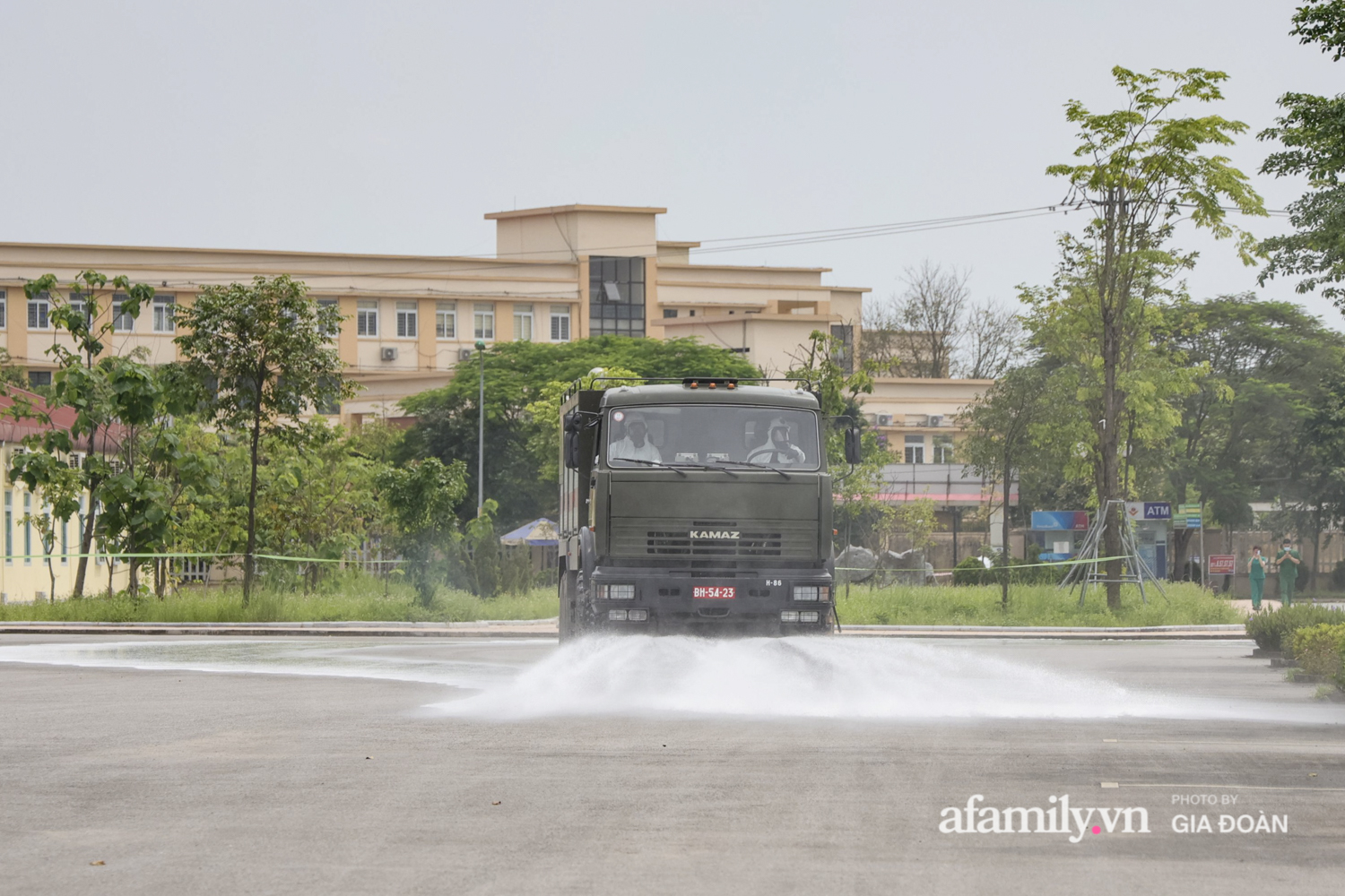 Hà Nội: Phun khử khuẩn 150.000m2 Bệnh viện Bệnh nhiệt đới Trung ương cơ sở Đông Anh - Ảnh 13.