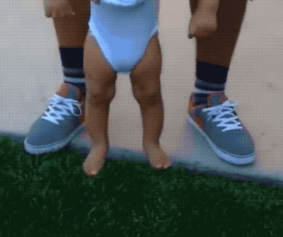 Vì sao trẻ sơ sinh không thích chạm chân vào cỏ? - Ảnh 2.