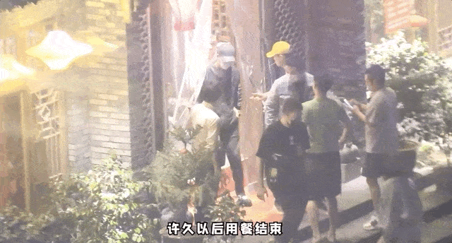 Tiêu Chiến và Dương Tử bị bắt gặp đi ăn tối cùng nhau - Ảnh 3.