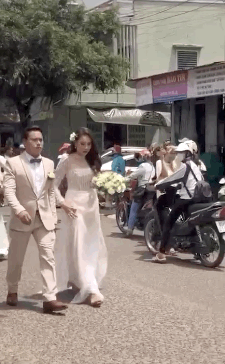 Team qua đường soi cận biểu cảm gây tranh cãi của chồng Hồ Bích Trâm trong lễ rước dâu, đàng gái buộc phải lên tiếng giải thích - Ảnh 4.