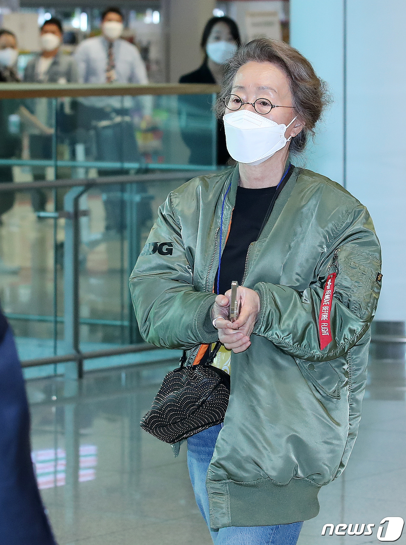 Sao nữ 74 tuổi đã có mặt ở sân bay Hàn Quốc sau chiến thắng lịch sử tại Oscar, phong cách ăn mặc khiến Knet ngỡ ngàng - Ảnh 4.