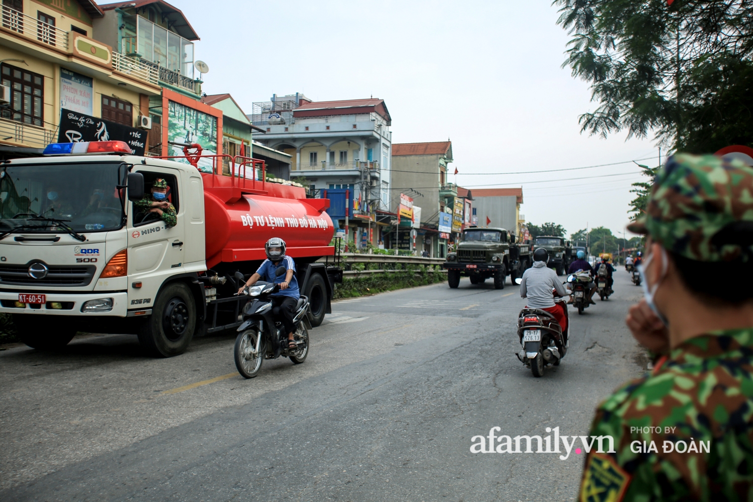 Hà Nội: Lập chốt, phun tiêu trùng khử độc toàn bộ phố Tía, huyện Thường Tín - Ảnh 4.