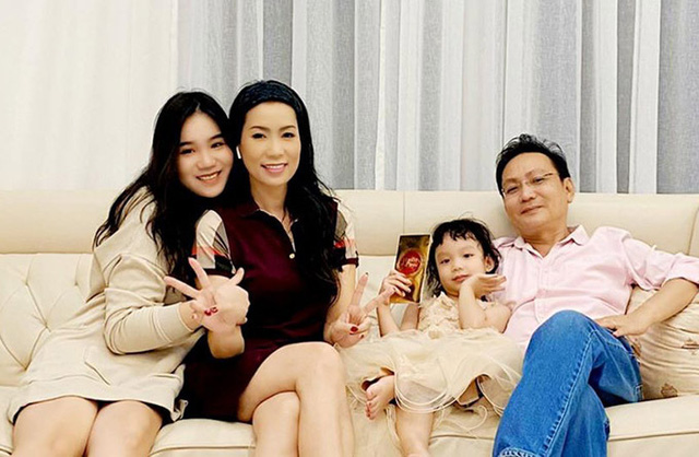 Á hậu kín tiếng dính lùm xùm với bà Phương Hằng - vợ ông Dũng Lò Vôi: 59 tuổi vẫn tốt nghiệp đại học, gây ngạc nhiên vì cách dạy con - Ảnh 2. Á hậu kín tiếng dính lùm xùm với bà Phương Hằng - vợ ông Dũng Lò Vôi: 59 tuổi vẫn tốt nghiệp đại học, gây ngạc nhiên vì cách dạy con - Ảnh 2.