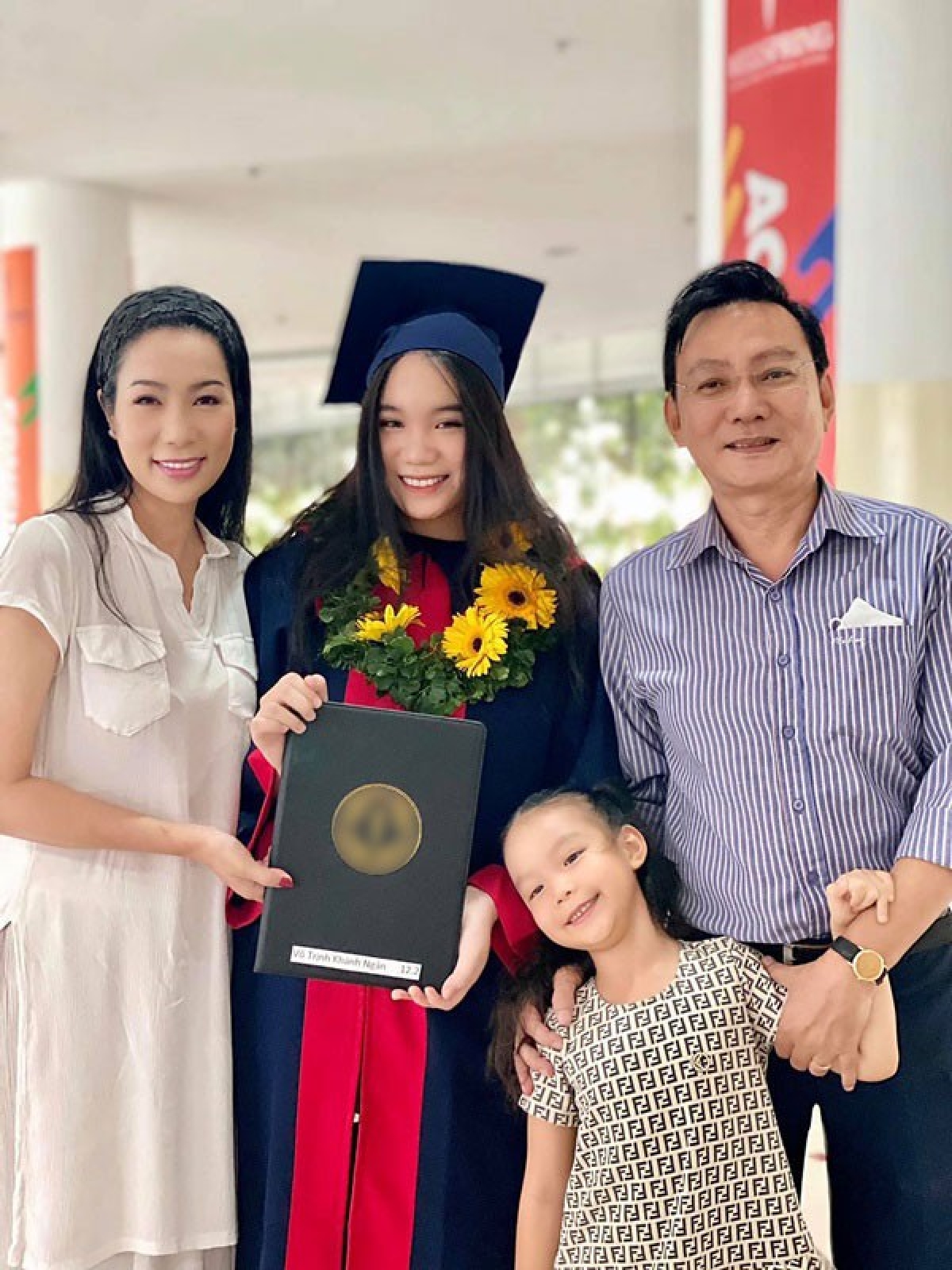 Á hậu kín tiếng dính lùm xùm với bà Phương Hằng - vợ ông Dũng Lò Vôi: 59 tuổi vẫn tốt nghiệp đại học, gây ngạc nhiên vì cách dạy con - Ảnh 4. Á hậu kín tiếng dính lùm xùm với bà Phương Hằng - vợ ông Dũng Lò Vôi: 59 tuổi vẫn tốt nghiệp đại học, gây ngạc nhiên vì cách dạy con - Ảnh 4.